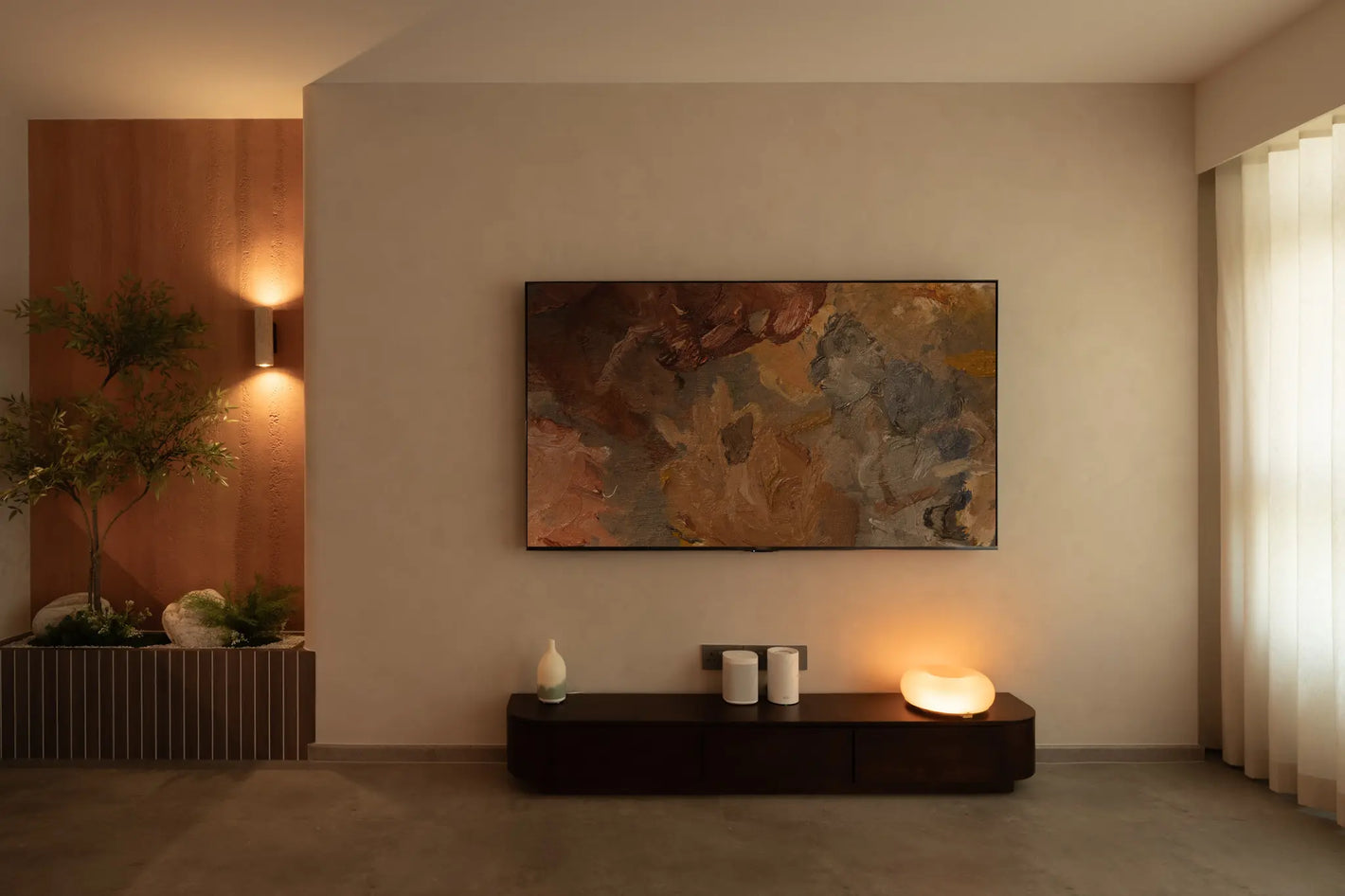 Living room with textured wall finish, natural materials and warm lighting